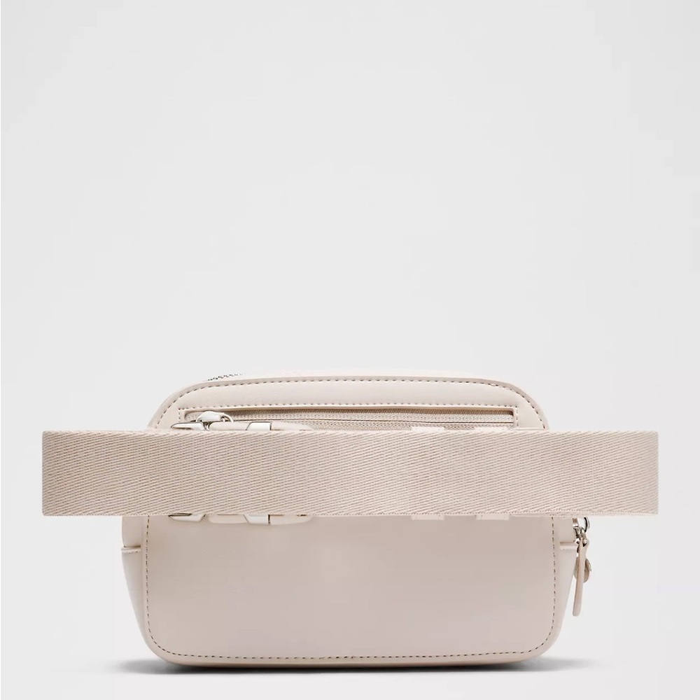 Lululemon Everywhere Belt Bag 1L
Leather Alternative - Picture 2 of 8